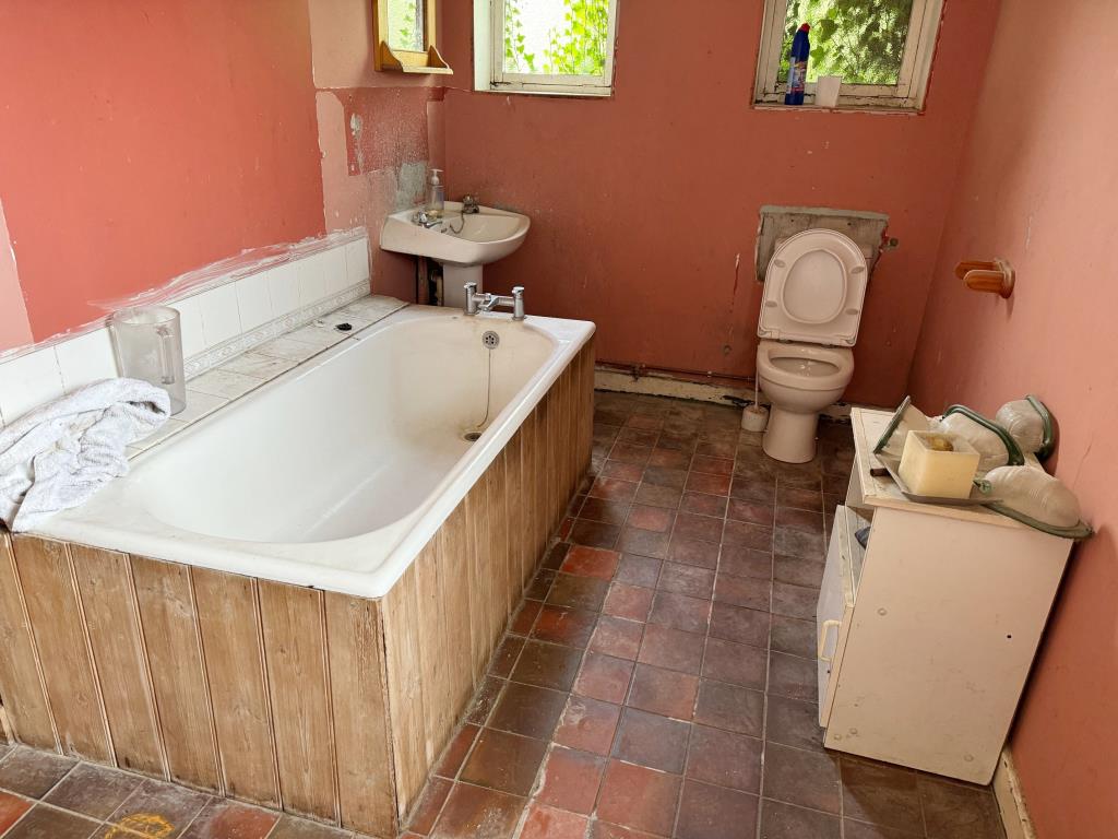Lot: 78 - THREE-BEDROOM DETACHED HOUSE FOR TOTAL REFURBISHMENT - Bathroom